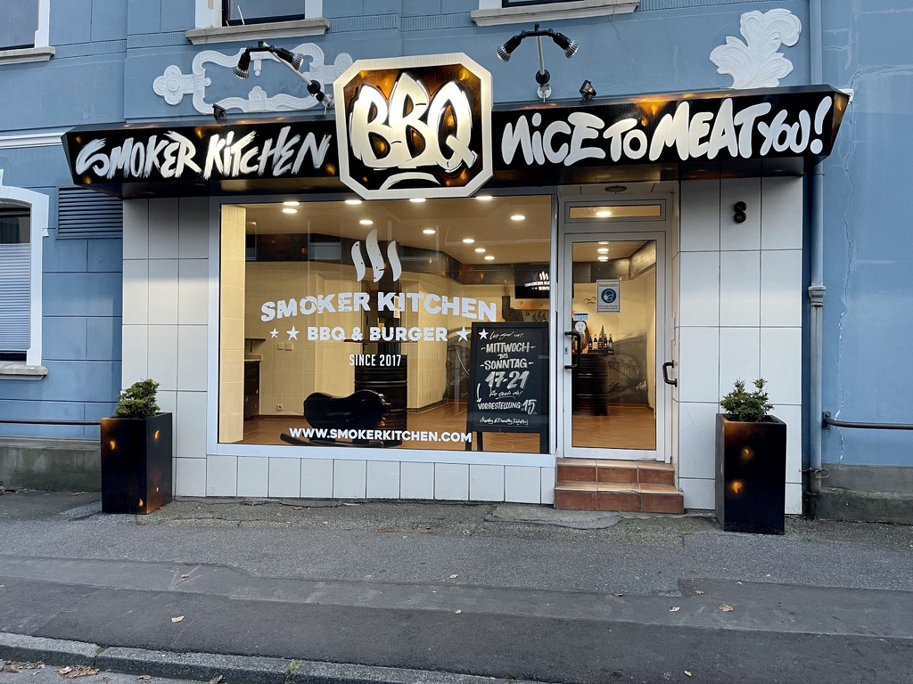 Originalaufnahme der blauen Ladenfront von Smoker Kitchen in Bornheim-Sechtem